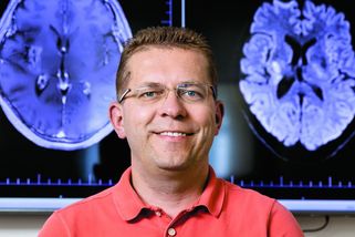 Neurochirurg Netuka: Nádory mozku nejsou z telefonování ani stresu. Jejich příčinu většinou neznáme - Novinky