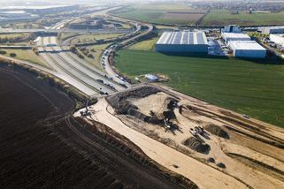 Foto z výšky: Dálnice utnutá v poli. Jak se staví obchvat největšího města - Seznam Zprávy