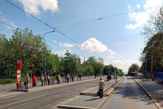 Sevřel mě do kravaty, pak mám okno. Trojice cizinců přepadla seniory v Praze, policie hledá další oběti - Novinky