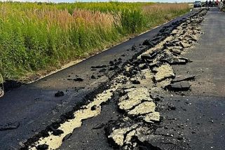 Polák pluhem rozoral čerstvý asfalt. Tvrdil, že silnice je jeho, soud ho poslal na tři měsíce do vazby