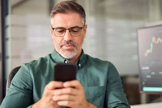 Mobil místo makléře. Češi stále více investují, přes aplikace nakupují akcie i bitcoin - Novinky