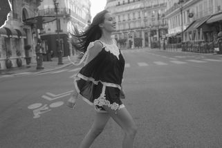 Zvrácená romance Charlotte Gott. Ulicemi Paříže prchá před láskou | Headliner