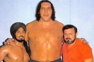 André the Giant. Hroutil se pod vlastní vahou, zvládl 119 piv a Schwarzeneggera vynesl z hospody - Médium.cz