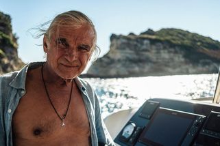 Oldřich Kaiser předvedl tělo udržovaného sedmdesátníka v plavkách a dělal si šoufky z kolegy Kostky