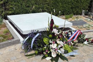 Rodina a zástupci Brna uložili urny spisovatele Kundery a jeho ženy do hrobu - Seznam Zprávy
