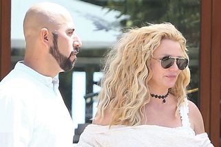 Britney Spears vyfotili s novým přítelem! Vypadala skvěle, staženými tangy pod sukní si ale výsledný dojem zkazila - Super.cz