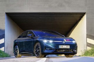 Úsporně, ale zoufale pomalu. Volkswagen ID.7 zvládl 941 km na jedno nabití - Novinky