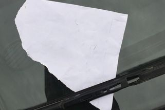 POLICIE VARUJE: Podvod s lístkem za stěračem na čelním skle – nový a promyšlený trik zlodějů! Nenechte se napálit
