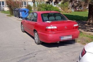 Řidičák nemám, značky neznám, řekla žena, která přivezla děti k zápisu - Novinky