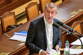 Babiš na úvod Sněmovny podivným způsobem pozurážel Fialu, ministři znechuceně opustili sál - Novinky