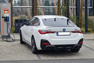 „Proč lžou?“ ptá se kamarád, který jezdí s benzínovým autem. Dealer mu nabídl elektrický model - Médium.cz