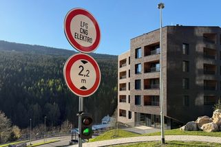 Elektromobilům vjezd zakázán! V Česku už nějakou dobu fungují tyto značky - Garáž.cz