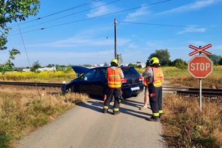 V Hradci Králové se střetl automobil s vlakem - Novinky