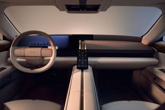 Kontroverzní Jaguar 01 odhaluje kabinu, sází na minimalismus