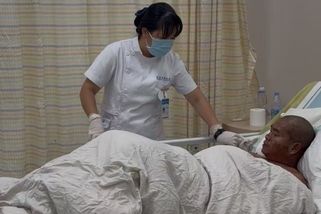 Jedl kraby a pil vlastní moč. Muž přežil týden na moři poté, co uklouzl na hrázi a odnesly ho vlny - Novinky