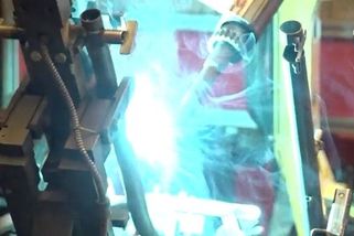 Robot ohnul, robot svařil. Češi stojí na špici světového trhu s koloběžkami - Seznam Zprávy