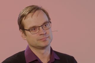 Porostou daně? Státu chybí peníze, OSVČ by měly platit víc a důchodový věk se zvýšit, říká ekonom | Prostor X