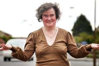 Bude to ještě žhavější. Susan Boyle překvapila na nových fotkách. Tohle už není ta „tetka“ z vesnice - Super.cz