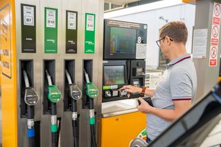 Nový benzin E20 přichází do Evropy: Češi se starými vozy mají problém. EU zaúřadovala