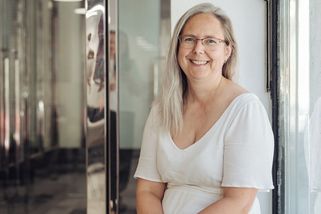 Proměna čtenářky Veroniky: Přirozené šediny jí sluší! Stejně jako nové mikádo a jemné líčení - Proženy.cz