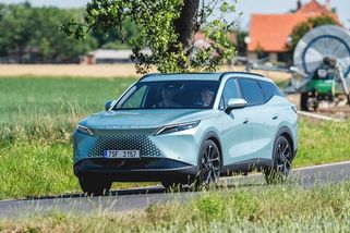 Svezli jsme se sexy sestrou čínského bestselleru. Omoda 7 je nevěsta s bohatou výbavou za luxusní cenu - Garáž.cz