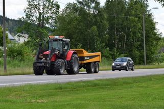 Otravný traktor nebo cyklista vs. plná čára. Smíte je předjet? Radí instruktor autoškoly a policie