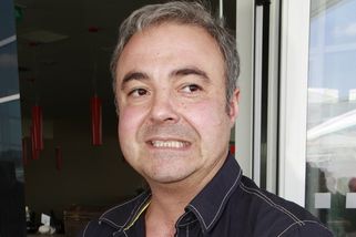 Jak bydlí Martin Zounar: Dům stavěl pro ženu a dceru, zůstal v něm sám. Na zahradě si dělá vše vlastníma rukama