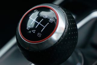 Řadíte 1-2-3-4-5? Děláte to zbytečně. Stačí přeskakovat na tři rychlosti a ušetříte litry na spotřebě, radí němečtí experti