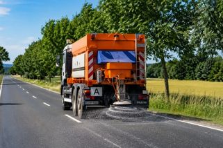 Evropská země sype sůl na silnice i tehdy, když panuje velké vedro. Není to vtip, ale mazaný trik - Autobible.cz - Předjedeme vaše představy!