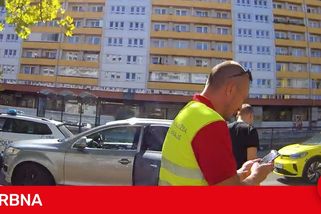 Tři děti v rozpáleném autě. Strážníci je našli na slunci u zastávky