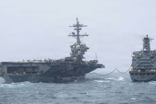 Zdeptaní námořníci z USS Abraham Lincoln konečně míří domů - Novinky