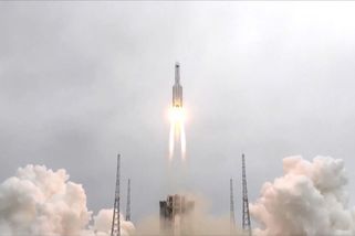 První záběry trosek čínské rakety, když padaly zpět na Zemi - Seznam Zprávy