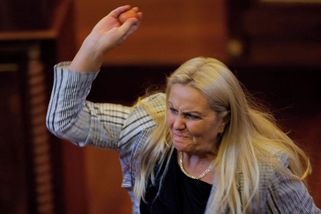 Na kosovského premiéra v parlamentu létala vejce - Novinky