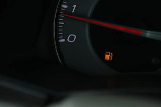 Jak dlouho ještě ujedete po rozsvícení kontrolky prázdné nádrže. Po pár kilometrech už riskujete drahou opravu - EnergoZrouti.cz