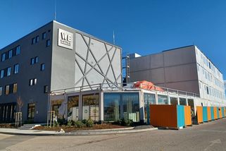 Sehnalova firma dokončila dočasný hotel na státních pozemcích v Praze. Jejich nájem přitom končí v březnu - Novinky