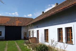 Staré domy začínají zlevňovat. Na vesnicích však pořád vládne realitní absurdistán - Médium.cz