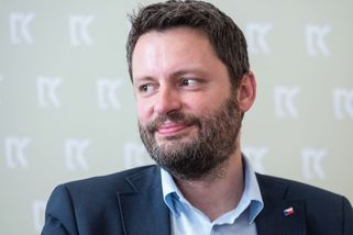 Prokop nepřišel zastupitelům vysvětlit nákup bytů, ve videu slibuje nápravu - Seznam Zprávy