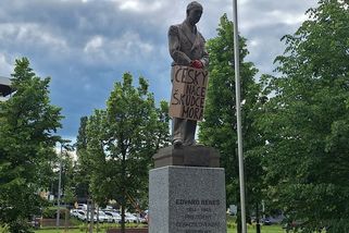 Aktivisté v Brně nabarvili soše prezidenta Beneše ruce na rudo - Novinky