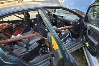 Ocelová trubka propíchla při nehodě osobní auto, řidič měl obrovské štěstí | Celý MS kraj | Zprávy | POLAR - Moravskoslezská regionální televize