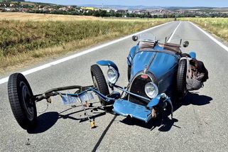 Krásný veterán Bugatti skončil nabořený po srážce s autem u Slavkova