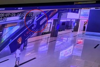 Šestiletý chlapec vyjel po madle eskalátoru do šestimetrové výšky a málem se zřítil. Drama zachytily kamery - Novinky
