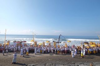 Rok ve vězení za procházku po pláži. Nejen Bali už má turistů po krk