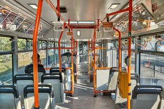 Čínské elektrobusy zaplavují města a vytlačují klasické autobusy. Lidem dochází trpělivost a sepisují proti nim petice