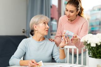 ŽENA-IN - Když zazvoní telefon od dcery, sevře se mi žaludek. Zase bude chtít peníze. Jenže já nejsem bankomat, pláče Zdena