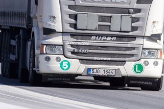 Záhadné samolepky na kamionech: Co důležitého říkají bílá písmena v zelených kruzích řidičům osobních aut?