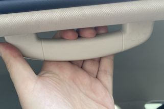 Stropní madlo auta má prvek, který si řidiči neuvědomují. Přichází tak o nenahraditelnou funkci