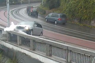 Řidička v Brně dostala smyk a vjela na chodník. Těsně minula několik chodců - Novinky