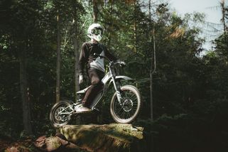 Na jeho motorkách jezdí hollywoodská smetánka. Teď si svou firmu bere zpět - Seznam Zprávy