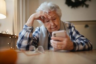 TV poplatky odpustí jen některým důchodcům. Lidé nechápou věk, domácnost ani odhlašování