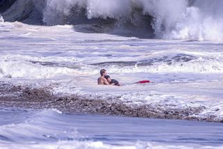 Masivní příboj uvěznil v oceánu desetiletého chlapce. Svědek jeho strhující záchranu natáčel - Novinky